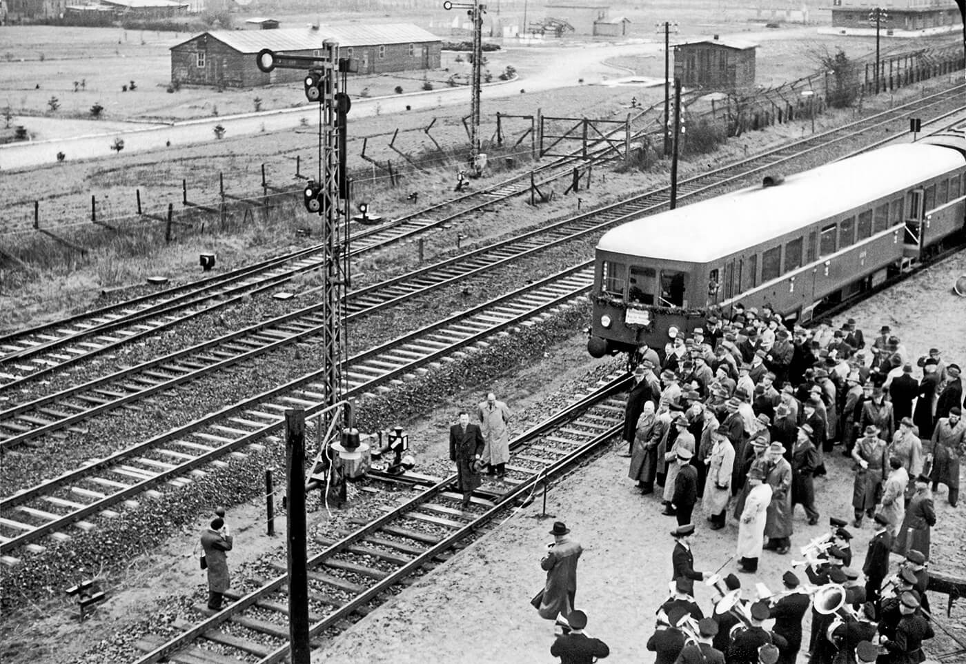 Gleisfreigabe in Neumünster Süd: Am 31. März 1953 wurde das Gleis von Neumünster Süd nach Neumünster für den Personenverkehr der AKN in Betrieb genommen.