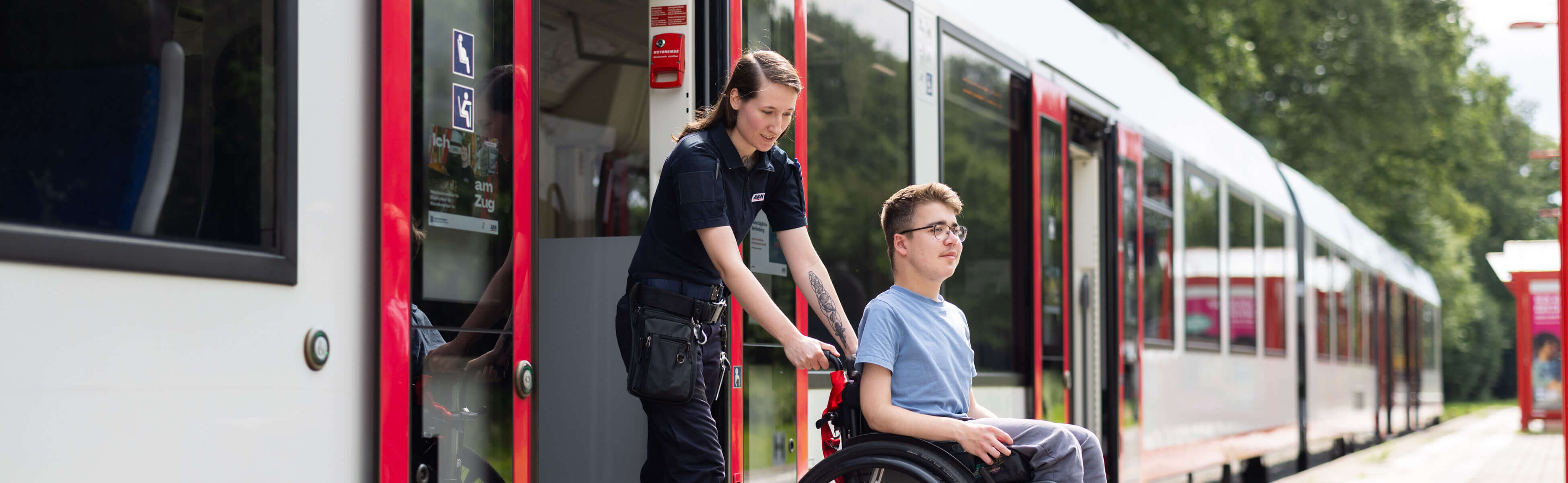 Eine Frau betätigt einen Knopf am Automaten