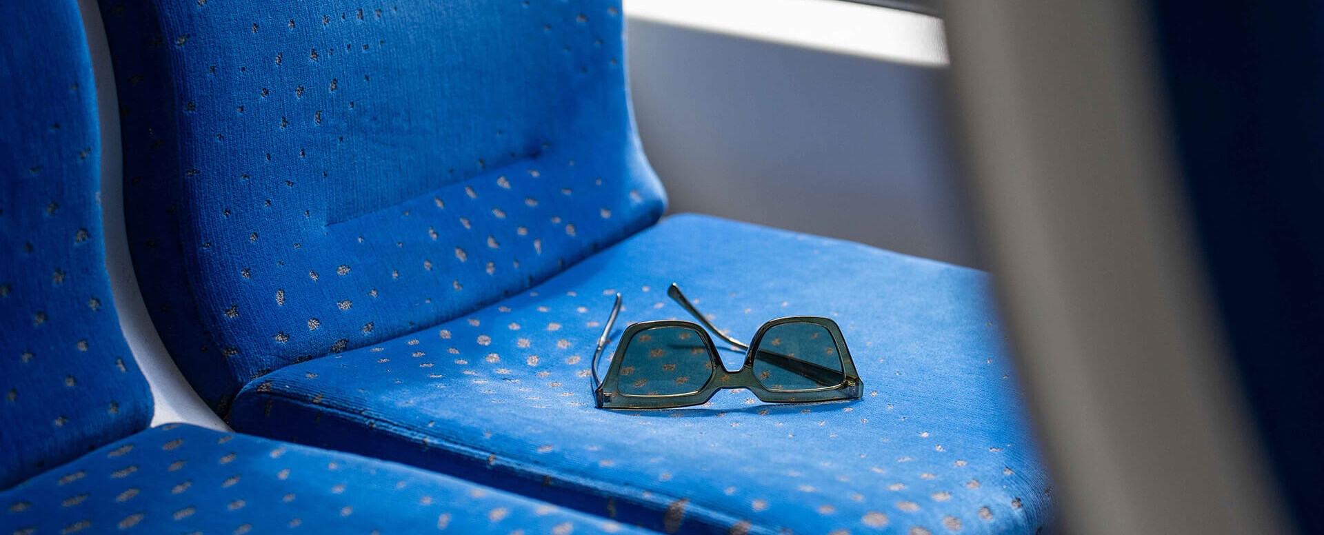 Blaue Sitzplätze in einem Zug