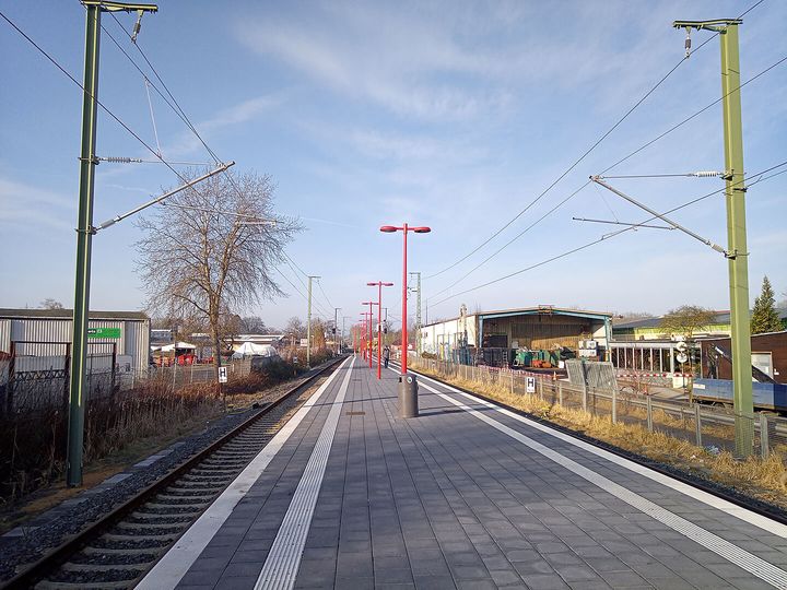 Oberleitungsanlage in Hamburg: mit Fahrdraht, Tragseil und Hängern als zentrale Bestandteile.