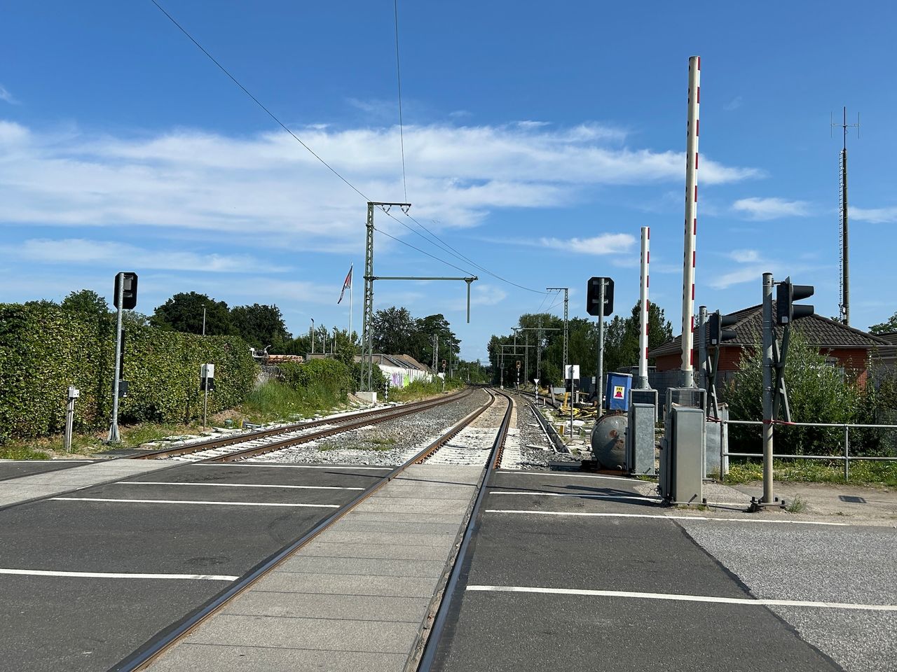 Oberleitungsanlage in Hamburg: mit Fahrdraht, Tragseil und Hängern als zentrale Bestandteile.