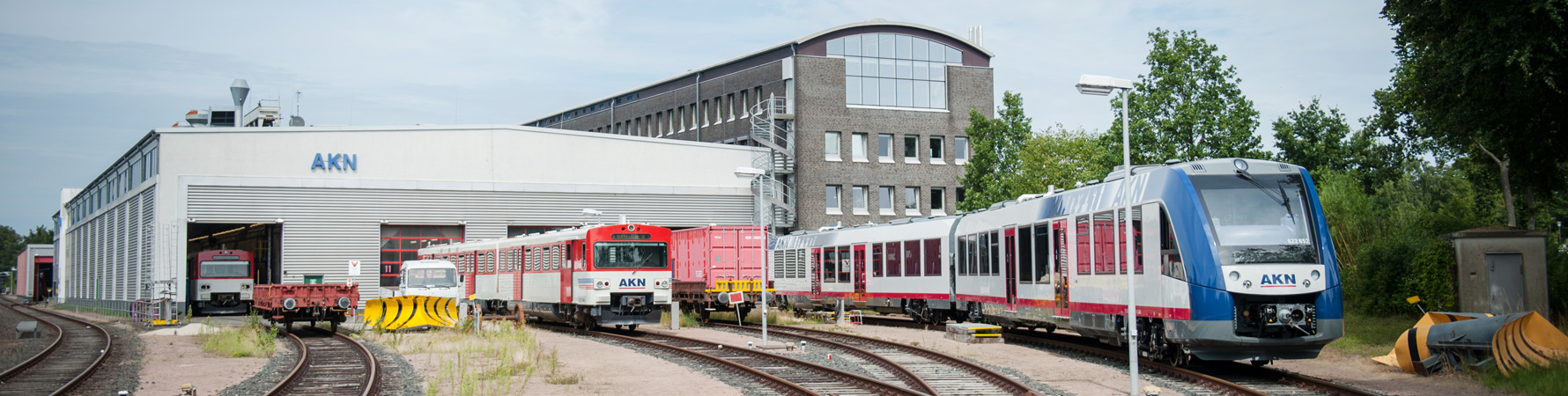 AKN Gebäude mit Zügen